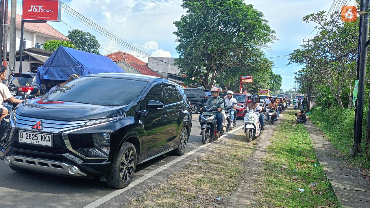 Kepadatan Lalu Lintas Anyer. (Kamis, 03/04/2025). (Yandhi Deslatama/Liputan6.com).