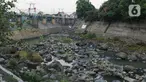 Pengendara motor melintas di atas Jembatan Bendung Katulampa, Kota Bogor, Jawa Barat, Rabu (13/9/2023). (Liputan6.com/Herman Zakharia)