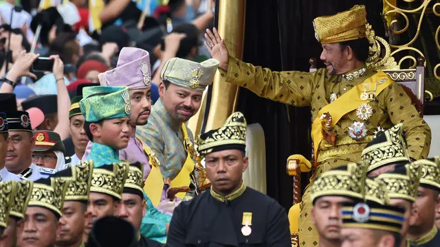 PHOTO: Kemeriahan 50 Tahun Bertakhta Sultan Brunei Diarak Naik Kereta Kerajaan