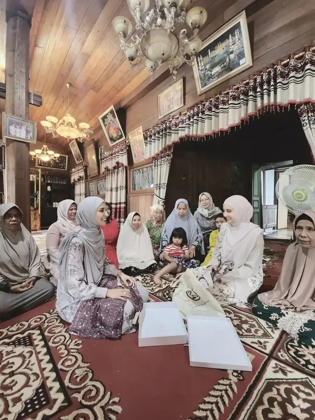 7 Potret Zaskia dan Shireen Sungkar Pulang Kampung ke Solok, Bertemu Gubernur (