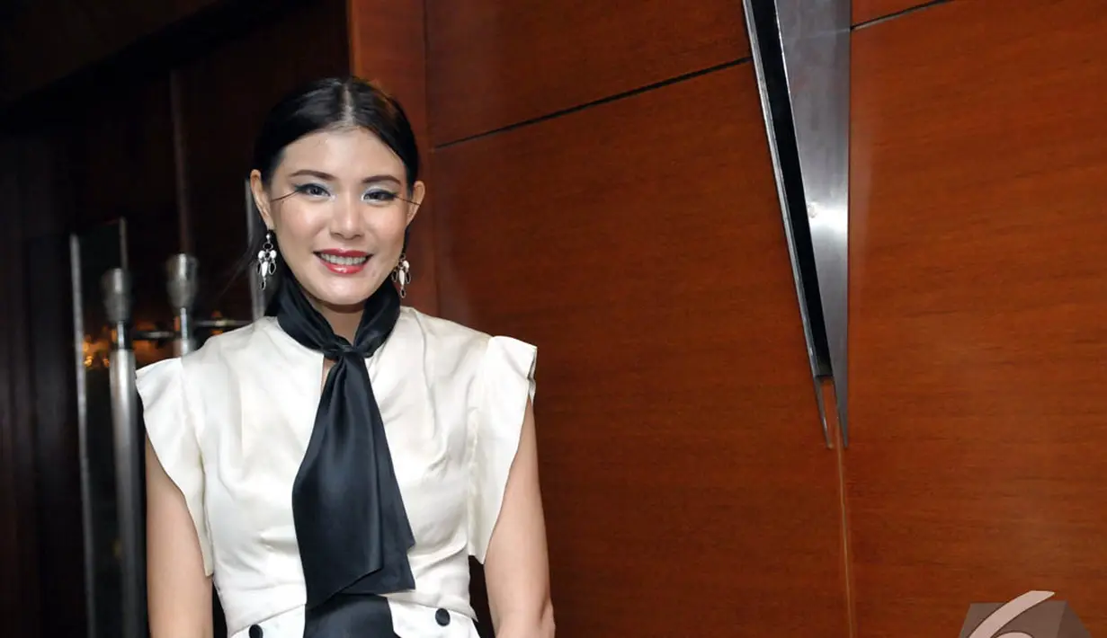Artis Olga Lidya tampak percaya diri dengan bulu mata sepanjang 10 sentimeter tersebut, Jakarta. Foto diambil pada Senin (24/11/2014). (Liputan6.com/Panji Diksana)