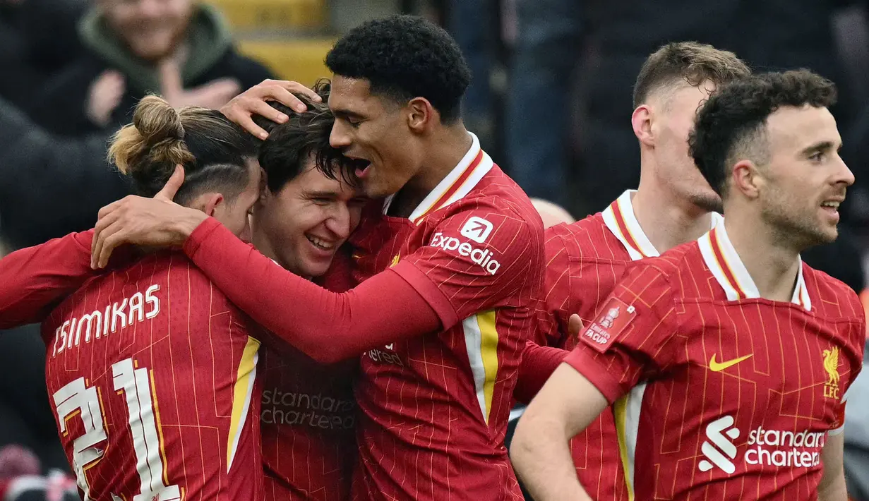 Pemain Liverpool, Federico Chiesa merayakan gol bersama rekan-rekannya pada laga lanjutan Piala FA 2024/2025 melawan Accrington Stanley yang berlangsung di Anfield, Liverpool, Inggris, Sabtu (11/01/2025). (AFP/Oli Scarff)