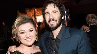 Josh Groban dan Kelly Clarkson (Foto: Time.com)