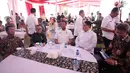 Menko Polhukam Wiranto (tengah) didampingi Ketua LPSK Abdul Haris Semendawai (dua kanan) menandatangani berkas saat memberi kompensasi kepada sejumlah perwakilan korban terorisme di Kantor LPSK, Jakarta, Kamis (6/9). (Liputan6.com/Faizal Fanani)