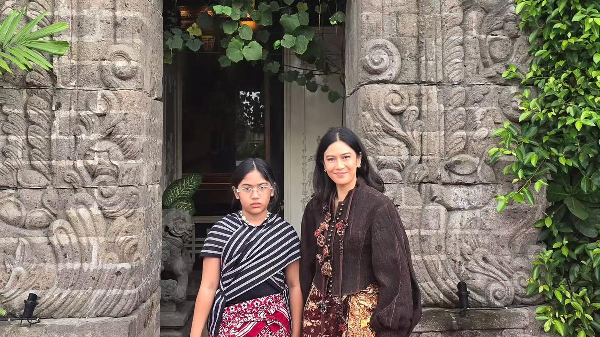 Gaya Kompak Dian Sastrowardoyo dan Putrinya Ishana Tampil Bergaya Edgy dengan Wastra