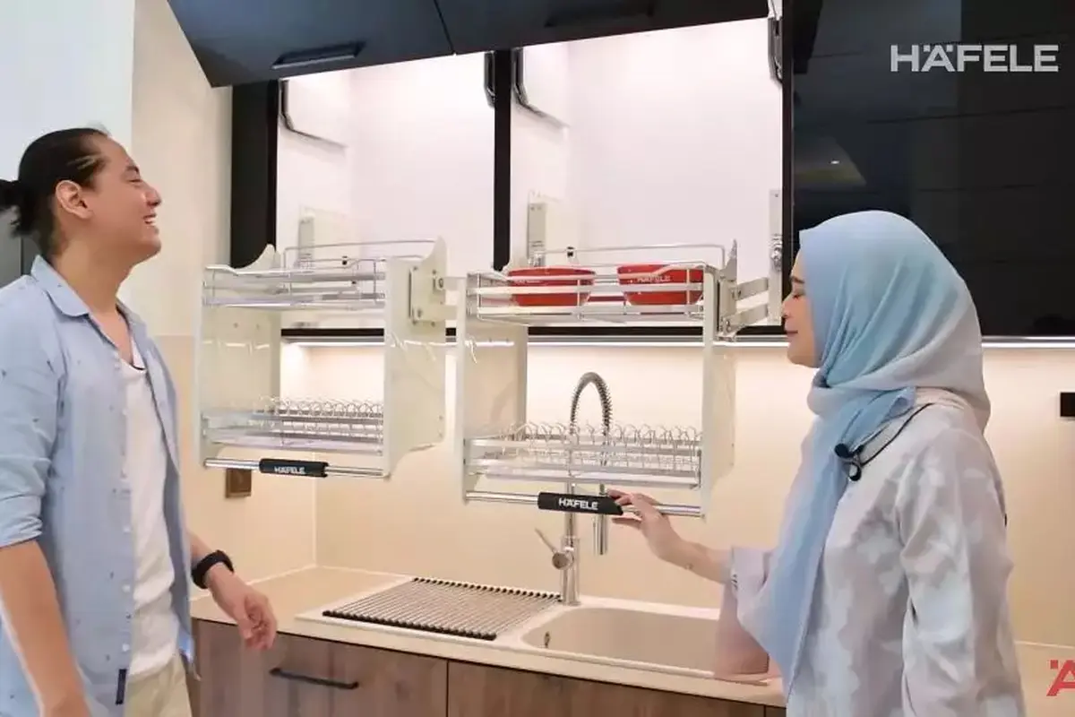 Potret dapur Roger Danuarta dan Cut Meyriska (Sumber: YouTube/Hafele Indonesia)