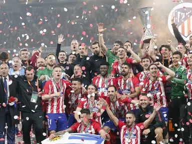 Para pemain Atletico Madrid melakukan selebrasi usai menjuarai Liga Europa 2017-2018 dengan mengalahkan Marseille pada laga final di Stadion Groupama, Lyon, Kamis (17/5/2018). Atletico Madrid menang 3-0 atas Marseille. (AP/Thibault Camus)