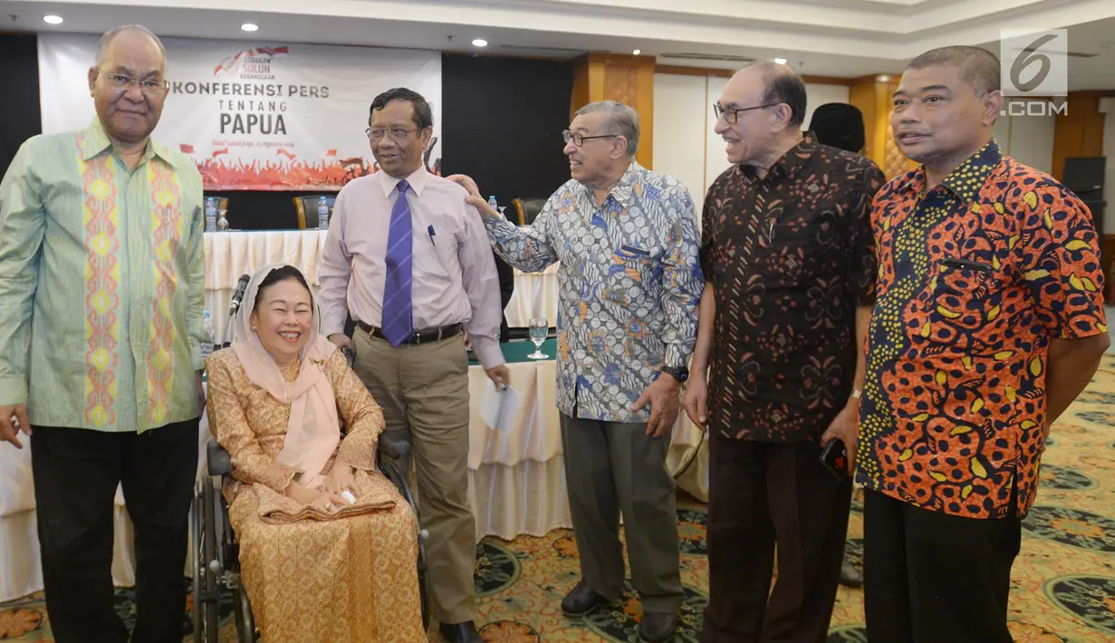 Gerakan Suluh Kebangsaan seusai memberikan keterangan pers terkait kerusuhan Papua dalam acara di Jakarta, Jumat (23/8/2019). Gerakan Suluh Kebangsaan mengimbau seluruh elemen masyarakat menahan diri dan berpartisipasi aktif dalam menciptakan suasana kondusif di Papua. (merdeka.com/Imam Buhori)