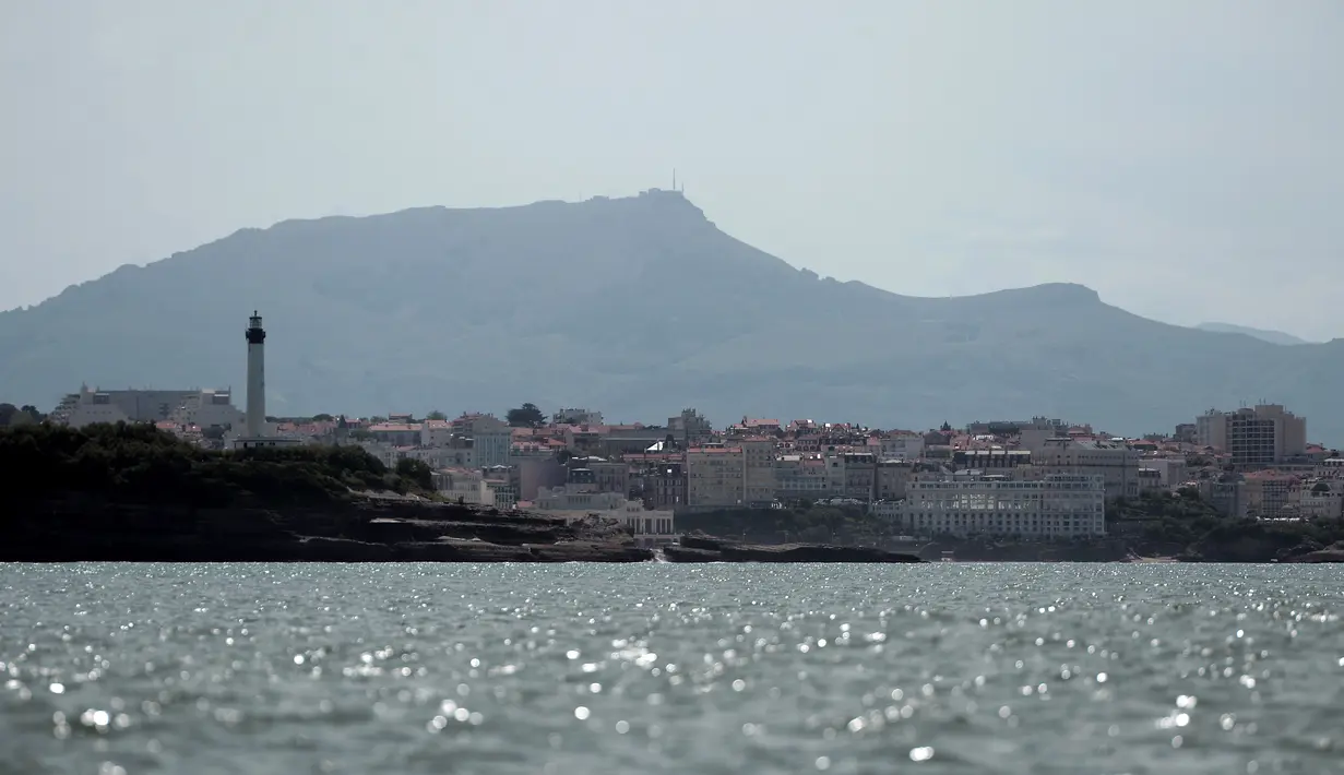 Biarritz, tempat pertemuan G7 terlihat dengan latar belakang gunung La Rhune (Larrun) di Prancis barat daya (21/8/2019).  Para pemimpin negara-negara G7 akan bertemu Sabtu selama tiga hari di kota resor Biarritz di barat daya Prancis. (AFP Photo/Iroz Gaizka)