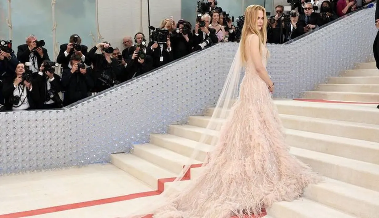 Nicole Kidman menyempurnakan tema dengan gaun arsip Chanel Haute Coutre. Bisa dilihat dalam kampanye Chanel No.5 pada tahun 2004. [@themetgalaofficial]