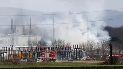 Kepulan asap terlihat setelah ledakan di pusat pipa gas di Baumgarten, Austria, (12/12). Ledakan tersebut belum diketahui secara pasti apa penyebabnya. (AP Photo/Ronald Zak)