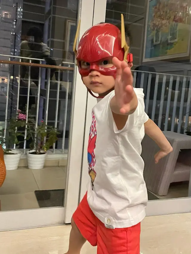 Potret Rayyanza Cosplay Jadi Superhero Flash. (instagram/raffinagita1717)