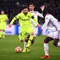 Aksi Lionel Messi mencoba melewat dua pemain Lyon pada leg 1, babak 16 besar Liga Champions yang berlangsung di stadion Parc Olympique Lyonnais, Lyon, Rabu (20/2). Barcelona bermain imbang 0-0 kontra Lyon. (AFP/Franck Fife)