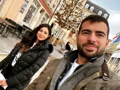 Jordi Amat, bek Johor Dahrul Takzim ini memiliki istri cantik bernama Melissa Cardona. Melissa selalu menemani Jordi di berbagai kesempatan. Kesetiaan Melissa ini terbukti dengan potret-potret mesra keduanya saat bersama yang bikin banyak pencinta sepak bola Tanah Air meyakini bahwa di balik hebatnya Jordi ada sosok istri yang mendukungnya. (Liputan6.com/IG/@jordiamat5)