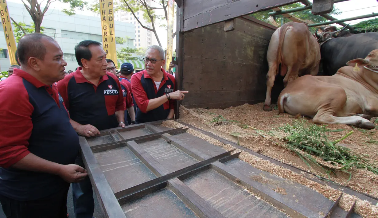 Ketua Umum Artha Graha Peduli (AGP) Heka Hertanto, Ketua Panitia Idul Adha AGP Panji Parmadi Aji, Senior AGP Ronny Bratawijaya, Senior AGP Teuku Ashikin Husein, Direktur BAGI Indra S. Budianto melepas distribusi hewan kurban AGP di kawasan SCBD, Jakarta, Sabtu (10/8/2019). (Liputan6.com/HO/Rizky)