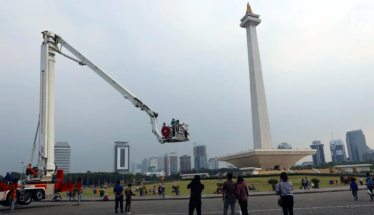 Pemandangan saat pengunjung naik Bronto Skylift di Monas, Jakarta, Minggu (23/11). Dengan naik Bronto Skylift, pengunjung bisa melihat Monas dari dekat. (Liputan6.com/JohanTallo)