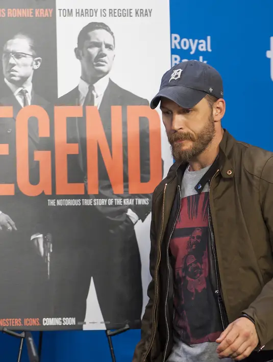 Memerankan kedua karakter kembar tersebut tak heran jika Tom Hardy merasa ‘skizofrenia’. Aktor berusia 38 tahun ini berhasil menghadirkan dua sosok berkelas, sarkastis, sekaligus bengis. (Bintang/EPA)