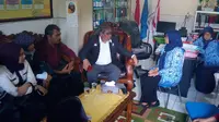 Komnas Perlindungan Anak mengunjungi sekolah tempat kejadiaan dugaan kasus guru cabul di Kota Malang (Liputan6.com/Zainul Arifin)