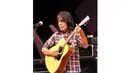 Gitar berwarna cokelat muda tersebut dilelang seharga Rp12,6 juta di acara Langkah Sang Pemimpin "Konser Kebangsaan untuk: Jokowi-Jusuf Kalla", Jakarta, Senin (23/6/14). (Liputan6.com/Panji Diksana)