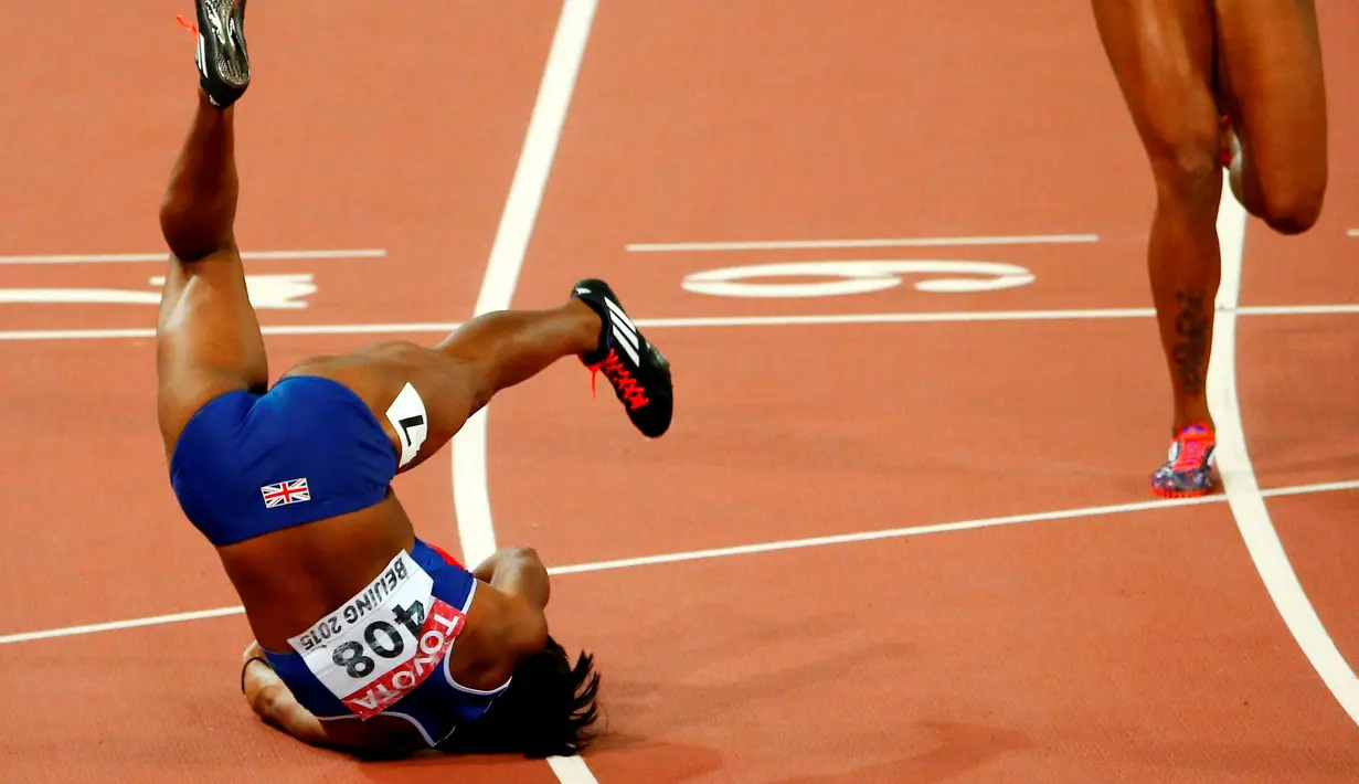 Sprinter Inggris, Tiffany Porter, terjatuh setelah melewati garis finis lari gawang 100m putri Kejuaraan Dunia Atletik 2015 di Stadion Nasional, Beijing, Tiongkok. (28/8/2015). (Reuters/David Gray)