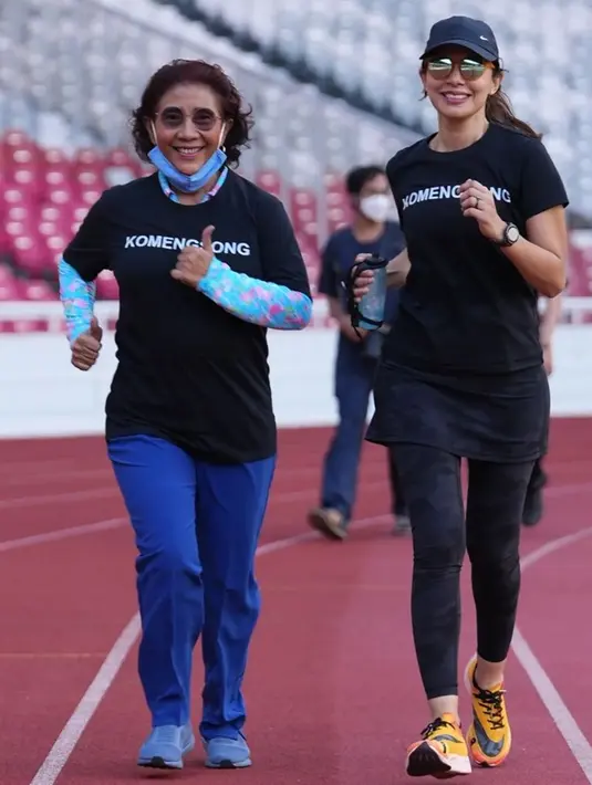 Jogging menjadi hobi Najwa Shihab saat waktu senggang. Bagi perempuan yang akrab disapan Nana, jogging adalah pelarian terbaik untuk melepas penat. Jogging bagi Nana layaknya healing. Saat jogging, Nana pernah bersama Susi Pudjiastuti berlari di Stadion Gelora Bung Karno. (Liputan6.com/IG/@najwashihab)