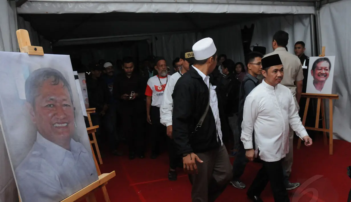 Presiden PKS, Anis Matta, datang untuk memberikan penghormatan terakhir kepada Alm Suhardi saat persemayaman jenazah di kantor DPP Partai Gerindra, (29/8/2014). (Liputan6.com/Helmi Fithriansyah)