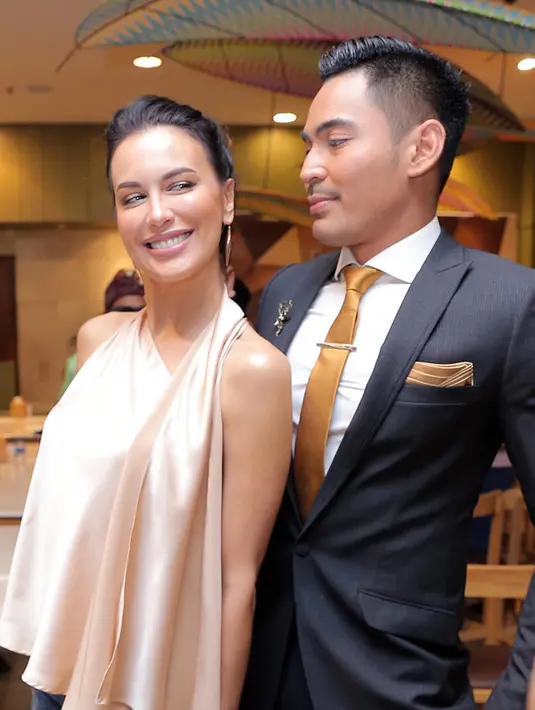 Saat para awak media kembali menanyakan terkait hubungannya dengan Ariel NOAH, Sophia enggan menanggapinya. "Exit, makasih kawan-kawan," tutur Sophia Latjuba di kawasan Pluit, Jakarta Utara, baru-baru ini. (Deki Prayoga/Bintang.com)