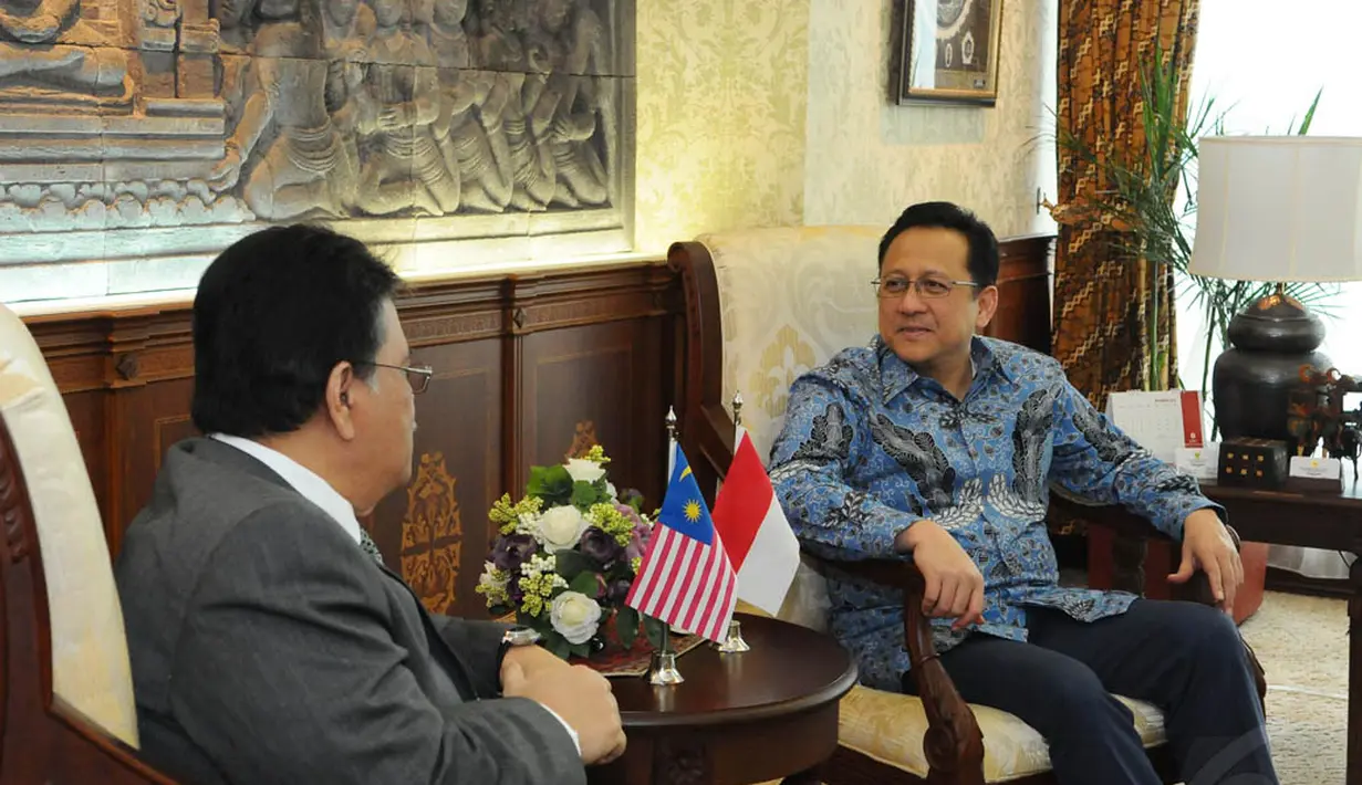 Ketua DPD Irman Gusman (kanan) menerima Duta Besar Malaysia untuk Indonesia, Dato Seri Zahrain Mohamed Hashim di Gedung Parlemen, Senayan, Jakarta, Senin (24/11/2014). (Liputan6.com/Andrian M Tunay)