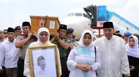 Gubernur Jatim Khofifah menyambut kedatangan jenazah Gus Sholah di Juanda. (Istimewa)