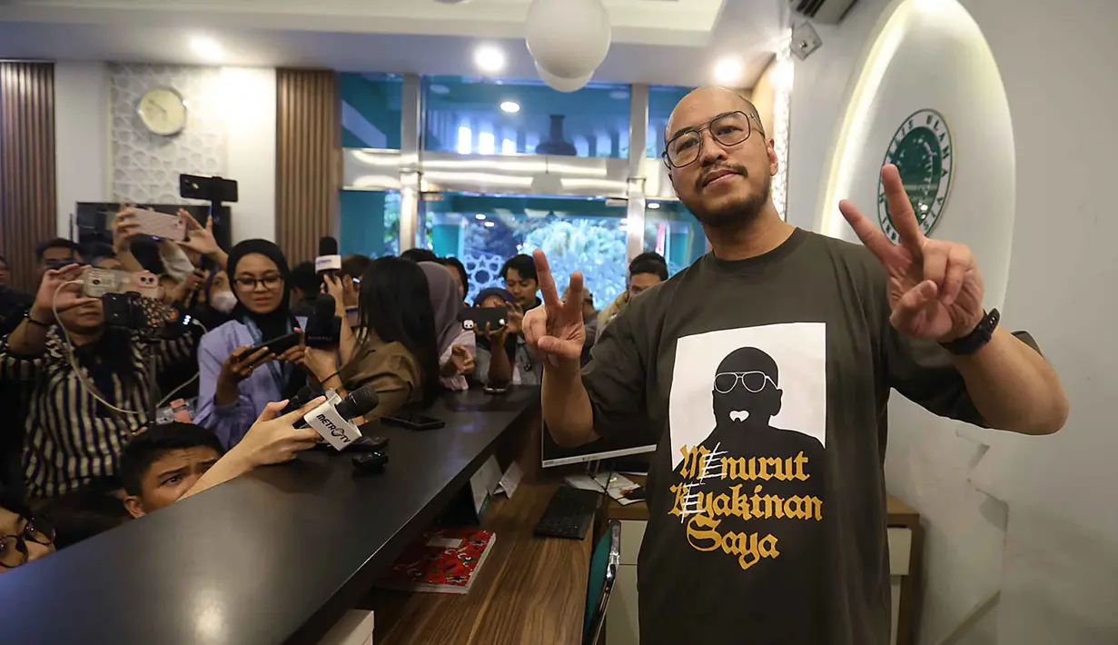 Komika, Pandji Pragiwaksono berpose saat usai menjawab pertanyaan pewarta di Gedung Majelis Ulama Indonesia (MUI), Jakarta, Selasa (3/2/2026). Komika, Pandji Pragiwaksono bertandang ke Majelis Ulama Indonesia (MUI). (Kapanlagi.com/Budy Santoso)