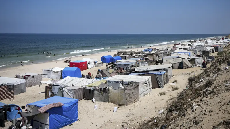 Tenda-tenda Pengungsi Palestina Padati Tepi Pantai