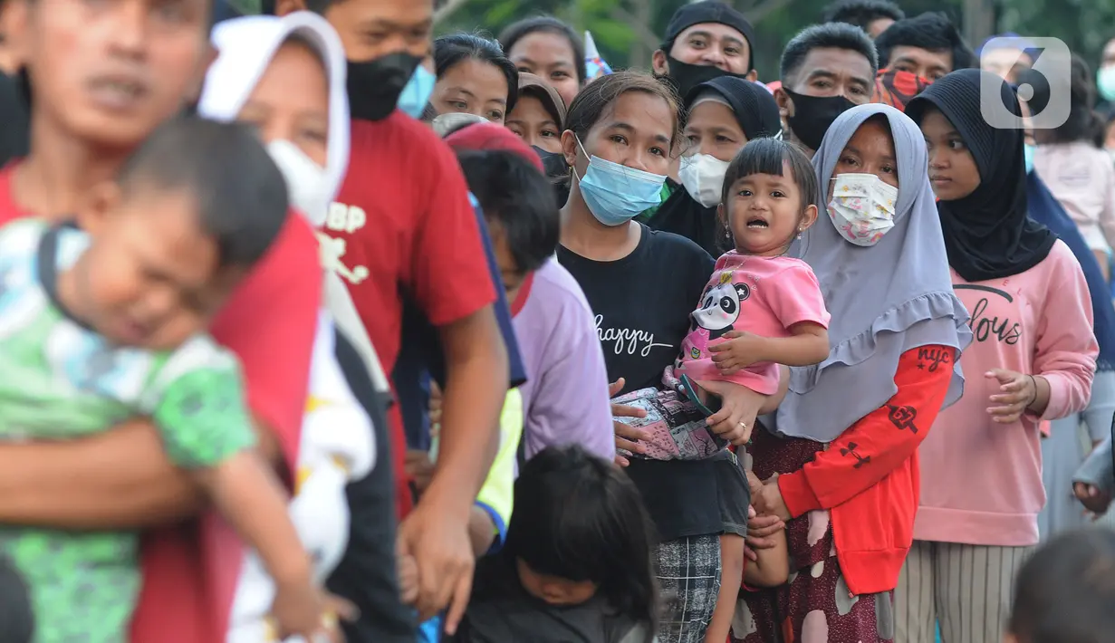Warga mengantre untuk mendapatkan takjil di depan Kantor Pemerintah Daerah Kabupaten Bogor, Cibinong, Minggu (17/4/2022). Setiap hari selama bulan Ramadhan Pemkab Bogor menyediakan sekitar 400 hingga 500 paket takjil yang berasal dari dinas- dinas di lingkungan Pemkab Bogor (merdeka.com/Arie Basuki