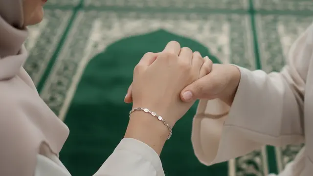 Gelang Emas Cantik tapi Tidak Mencolok untuk Ibu Pengajian. Gemini