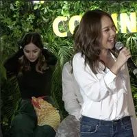 Memakai parfum ternyata ada triknya agar wanginya tercium lama.