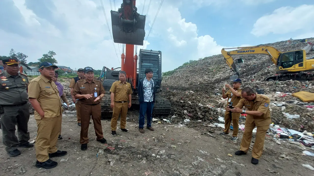 Pelaksana Harian Wali Kota Depok, Candra Rahmansyah bersama DPKP Kota Depok melihat langsung TPA Cipayung yang mengalami overload, Cipayung, Depok. (Liputan6.com/Dicky Agung Prihanto)
