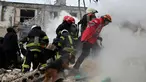 Anggota tim pencarian dan penyelamatan bekerja dengan anjing pelacak di lokasi serangan rudal di Kharkiv pada 23 Januari 2024. (SERGEY BOBOK/AFP)