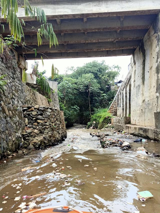 Tim Satuan Tugas Ciliwung menemukan anak Sungai Ciliwung, Sungai Cipakancilan, penuh dengan sampah. (Foto: Sekretaris Tim Satgas Ciliwung Kota Bogor, Een Irawan Saputra)