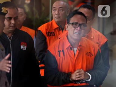 Raut wajah Wakil Menteri Ketenagakerjaan (Wamenaker) Immanuel Ebenezer atau Noel saat digiring petugas menuju ruang konferensi pers di gedung Merah Putih Komisi Pemberantasan Korupsi (KPK), Jakarta, Jumat (22/8/2025). (Liputan6.com/Helmi Fithriansyah)