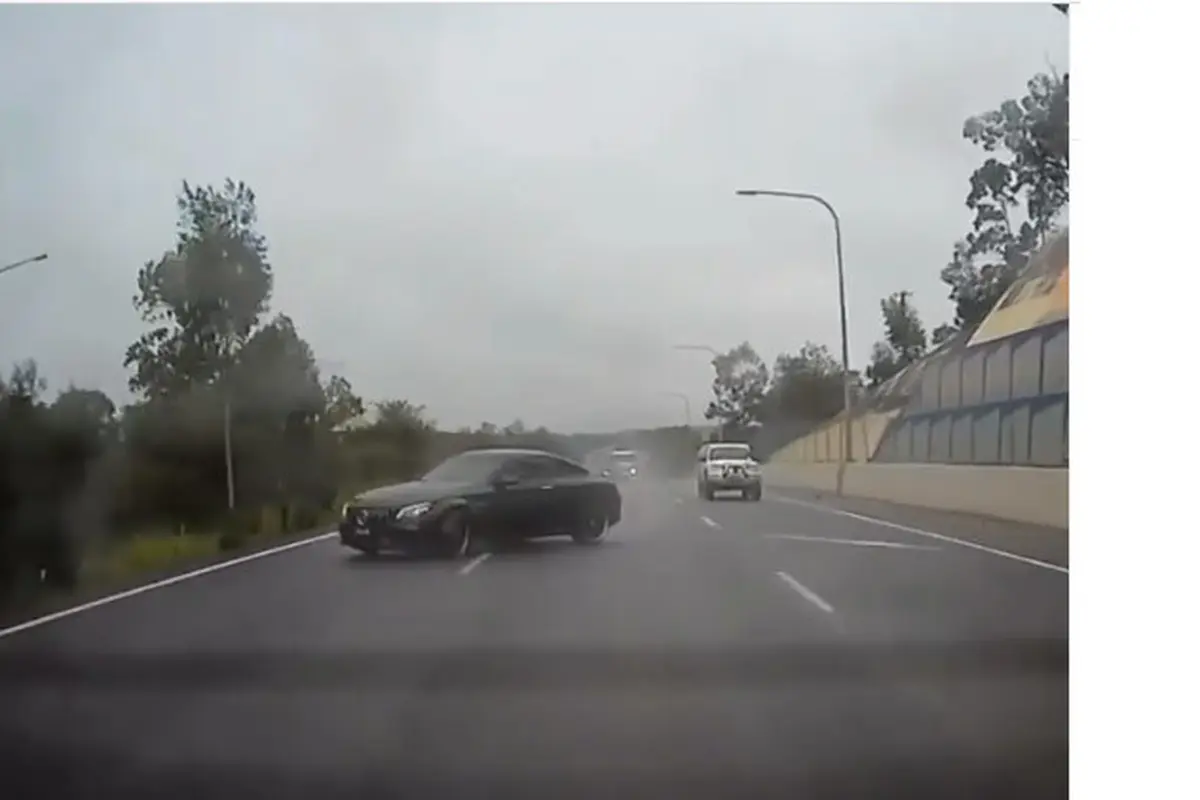 Mobil Mercedes-Benz C63 AMG kehilangan traksi di jalan tol