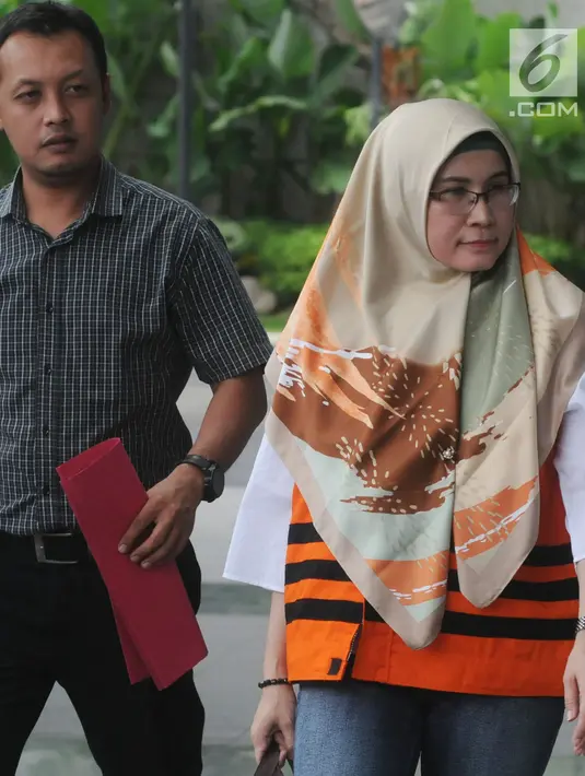 Hakim Pengadilan Negeri Tangerang Wahyu Widya Nurfitri berjalan menuju ruang pemeriksaan di gedung KPK, Jakarta, Selasa (24/4). Wahyu Widya diperiksa untuk melengkapi berkas terkait suap sengketa Tanah di PN Tangerang. (Merdeka.com/Dwi Narwoko)