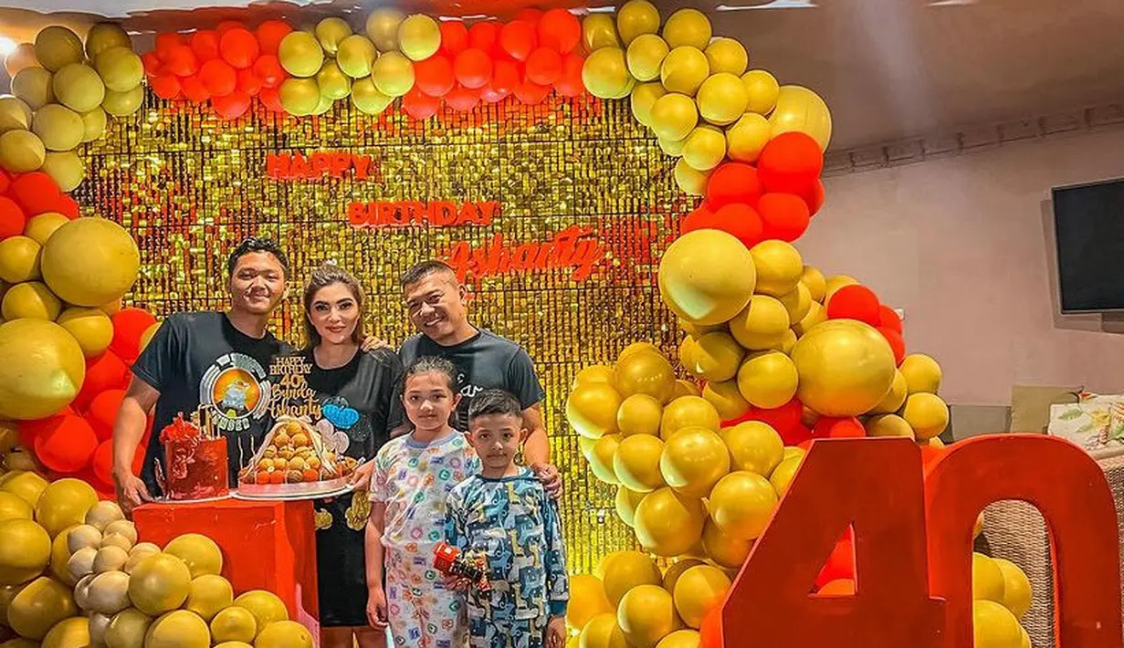 Azriel dan Anang pun mengenakan kaos hitam, sedangkan Arsy dan Arsya dengan baju tidurnya.  [@ashanty_ash]