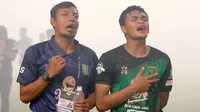 Asisten pelatih Persebaya, Bejo Sugiantoro, dan sang putra yang juga bek Persebaya dan Timnas Indonesia U-22, Rachmat Irianto. (Bola.com/Aditya Wany)
