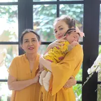 Rianti Cartwright kini telah menjadi ibu. Tepatnya di bulan Juli 2020 lalu, ia melahirkan bayi perempuan yang diberi nama Cara Rose Kanaya Nainggolan. Seperti ibu lainnya, masa kontraksi hingga melahirkan adalah proses yang sangat berat. (Instagram/riantic)