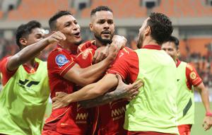 Pemain Persija merayakan gol yang dicetak Emaxwell Souza De Lima (tengah) saat menjamu PSM Makassar pada laga pekan ke-22 BRI Super League 2025/2026 di Jakarta International Stadium, Jumat (20/2/2026) malam WIB. Menjamu PSM Makassar pada laga pekan ke-22 BRI Super League 2025/2026, Persija berhasil meraih poin penuh. (Bola.com/Abdul Aziz)