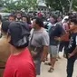 Mobil Kepala Disperindag Batam diadang Pelansir BBM. (Foto: Liputan6.com/Tangkapan layar video)