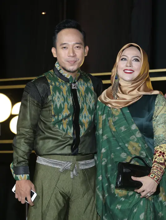 Santi mengaku bahwa, mengenakan hijab ini bukan paksaan dari sang suami. Ini dari dalam hati sebagai wanita muslimah. Kini, ia merasa lebih nyaman dengan berhijab. (Galih W. Satria/Bintang.com)