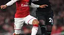 Pemain Arsenal, Theo Walcott berebut bola dengan pemain West Ham United, Arthur Masuaku pada laga perempat final Piala Liga Inggris di Emirates Stadium, Selasa (20/12). Arsenal berhasil melaju ke babak semifinal setelah menang 1-0. (AP /Alastair Grant)