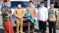 Plt Wali Kota Bengkulu Menyerahkan Kendaraan Operasional untuk salah satu kampus yang dikelola keluarga besar NU. (Liputan6.com/Yuliardi Hardjo)