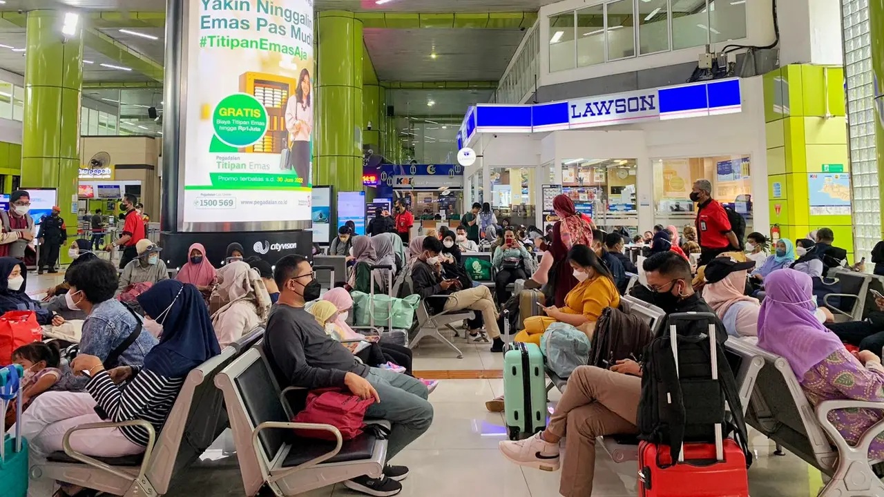 Pemudik mulai memadati Stasiun Gambir 4 hari menjelang perayaan Idul Fitri (Liputan6.com/Ika Defianti)