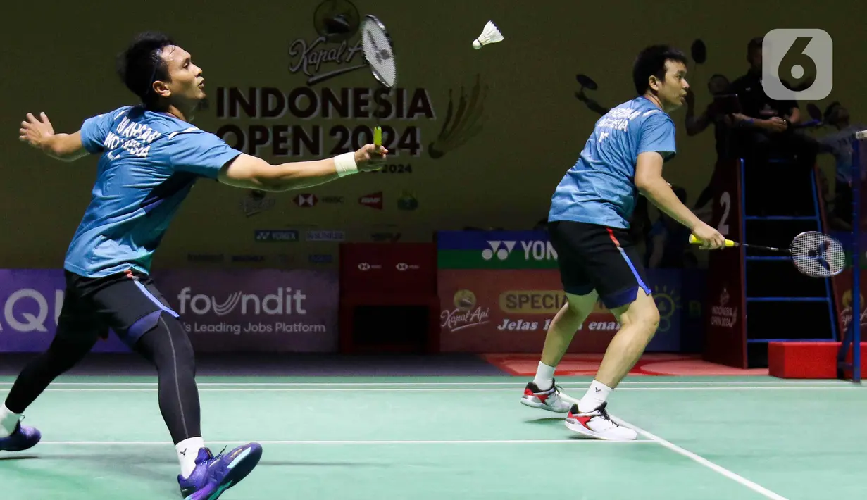Pebulu tangkis ganda putra Indonesia Mohammad Ahsan/Hendra Setiawan saat melawan Supak Jomkoh/Kittinupang Kedren (Thailand) pada babak 32 besar Indonesia Open 2024 di Istora Senayan, Jakarta, Rabu (5/6/2024). (Liputan6.com/Herman Zakharia)